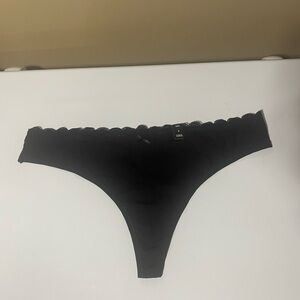 Narrow lace thong panty black